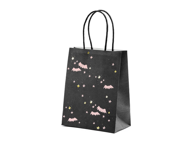 K&ouml;nnte beinhalten: Schwarze Papiert&uuml;te mit schwarzem Henkel. Die Tasche hat ein Muster aus rosa Flederm&auml;usen und goldenen Sternen.