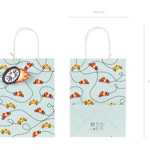 K&ouml;nnte beinhalten: Hellblaue Geschenkt&uuml;te mit einem Muster aus roten und gelben Rennwagen auf gepunkteten Linien. Die Tasche ist 18 cm breit und 35 cm hoch, mit wei&szlig;en Griffen. Dekorative Rad- und Flammenakzente.