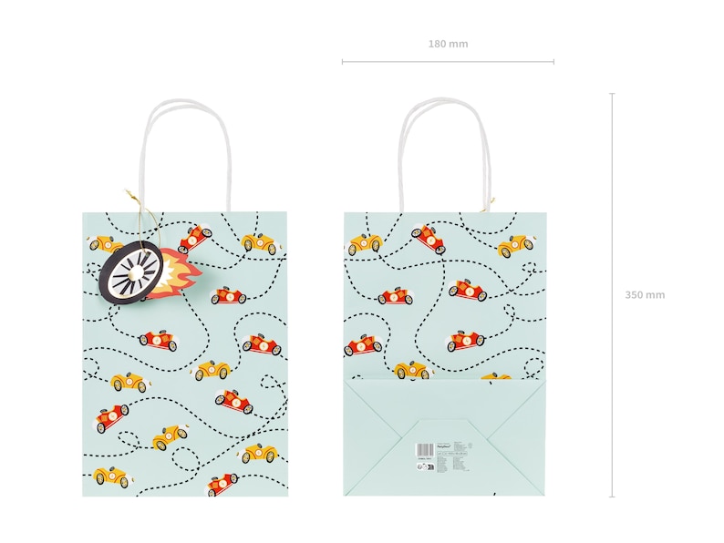 K&ouml;nnte beinhalten: Hellblaue Geschenkt&uuml;te mit einem Muster aus roten und gelben Rennwagen auf gepunkteten Linien. Die Tasche ist 18 cm breit und 35 cm hoch, mit wei&szlig;en Griffen. Dekorative Rad- und Flammenakzente.