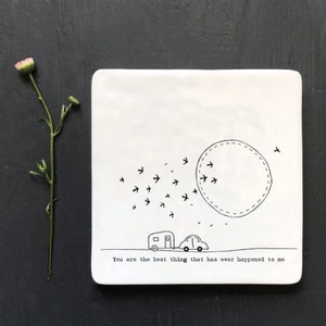 Posavasos de porcelana cuadrado blanco para bebidas. "Eres lo mejor que me ha pasado en la vida". Regalo de San Valentín. Regalo para una amiga. Este de la India.