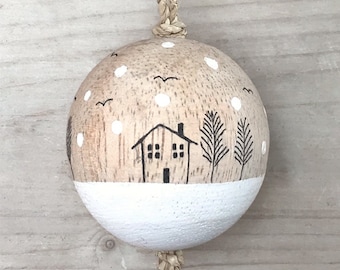 Pequeño adorno navideño de madera - Bola de madera - Casas nevadas - Decoración para el árbol de Navidad - Adorno navideño - Decoración festiva