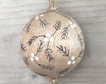 Pequeño adorno navideño de madera - Bola de madera - Ramas de bayas - Decoración para el árbol de Navidad - Adorno navideño - Decoración festiva