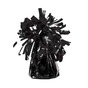 Pode incluir: Balão preto com acabamento brilhante e uma grande borla preta e fofa.