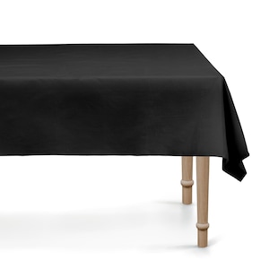 Può includere: Una tovaglia nera rettangolare drappeggiata su un tavolo di legno. La tovaglia copre l'intera superficie del tavolo, con una parte del tessuto che sporge dal bordo. Il tavolo ha quattro gambe di legno.