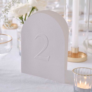 Witte kaarttafelnummers met reliëf - witte bruilofttafels nummers 1-12 - witte tafeldecoratie bruiloft - moderne luxe getextureerde bruiloftsbenodigdheden