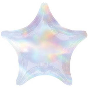 Puede incluir: Un globo en forma de estrella con un acabado iridiscente. La superficie del globo refleja un espectro de colores, incluyendo toques de rosa, amarillo y azul. El globo está diseñado para flotar y es adecuado para fiestas y celebraciones.