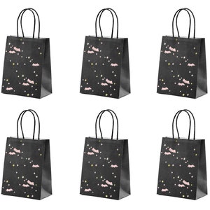 K&ouml;nnte beinhalten: Sechs schwarze Papiert&uuml;ten mit pinkfarbenen Flederm&auml;usen und goldenen Sternen bedruckt. Die Taschen haben schwarze Henkel.