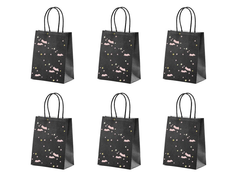 K&ouml;nnte beinhalten: Sechs schwarze Papiert&uuml;ten mit pinkfarbenen Flederm&auml;usen und goldenen Sternen bedruckt. Die Taschen haben schwarze Henkel.