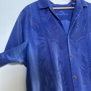 Tommy Bahama Camp Shirt Blue 100% Silk Floral Textured Distressed Short Sleeve image 7