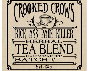 Könnte beinhalten: Schwarz-weißes Etikett mit dem Text "CROOKED CROWS KICK ASS PAIN KILLER HERBAL TEA BLEND HANDCRAFTED BATCH # 51 ml - 1.75 oz" und einer Zeichnung einer Teetasse.