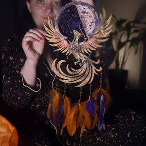 Acchiappasogni Rising Phoenix – Decorazione murale a forma di fenice fatta a mano con piume blu e arancioni / Regalo simbolico di rinascita con biglietto con storia