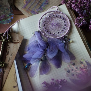 ライトパープルのドリームキャッチャー バタフライ カーチャーム - 小さな妖精の羽のドリームキャッチャー バックミラー用 - ロマンチックな女の子への誕生日プレゼント