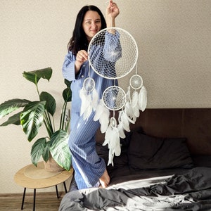 Grote witte dromenvanger: boho-muurdecoratie met zachte veren