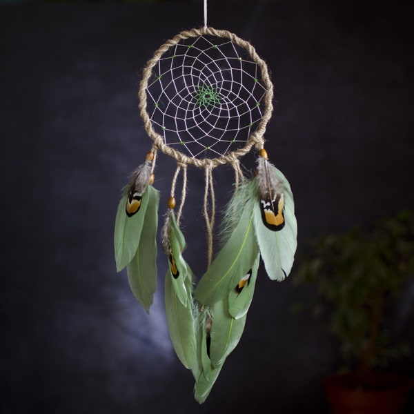 ナチュラルグリーンのドリームキャッチャー。本物のネイティブアメリカンのドリームキャッチャーにインスピレーションを得た、伝統的な小さなドリームキャッチャーです。