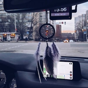 Atrapasueños gris para coche - Amuleto para espejo retrovisor con plumas - Accesorio para coche hecho a mano - Envío rápido a EE. UU.