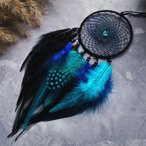 Amuleto bohemio para espejo retrovisor de coche con atrapasueños: regalo único hecho a mano, decoración con plumas azules y negras, accesorio perfecto para el interior del vehículo.