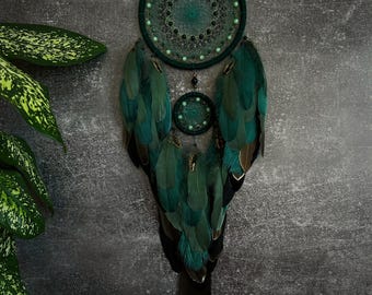 Atrapasueños verde hecho a mano: regalo navideño único para hombre o mujer, decoración de pared bohemia con plumas naturales.