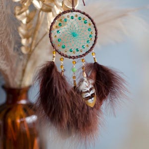 Atrapasueños bohemio hecho a mano: colgante de pared rústico con plumas