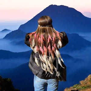 Diadema bohemia de plumas rosa – Accesorio para el cabello hecho a mano para festivales, pieza llamativa