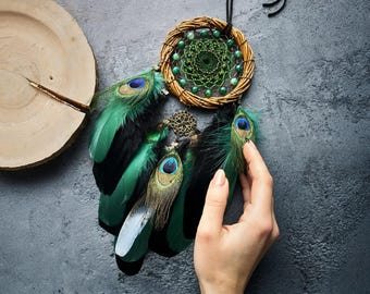 Ręcznie robiony łapacz snów z pawim piórem – boho dekoracja ścienna w odcieniach zieleni i turkusu, wyjątkowy prezent dla miłośników natury, rustykalny wzór z wierzby