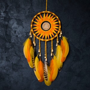 Regalo con temática de Halloween para niña Decoración de pared de bruja Letrero de pared Triquetra Atrapasueños de color naranja y amarillo Amuleto oculto Samhain Otoño Niña bruja
