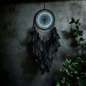 Handgemaakte zwart-blauwe dromenvanger: boho mandala met veren muurdecoratie
