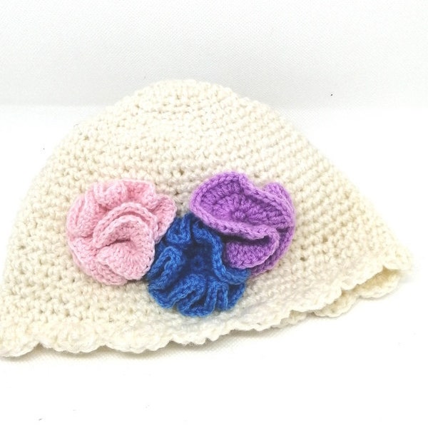 bonnet enfant avec fleur de couleur