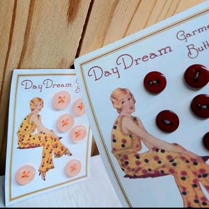 2 cartonnettes de mercerie vintages avec boutons oranges et rouges