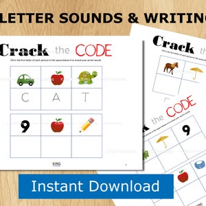 Puede incluir: Dos hojas de trabajo imprimibles para que los niños aprendan los sonidos de las letras y la escritura. Las hojas de trabajo presentan una cuadrícula con imágenes y un código para descifrar. La primera hoja de trabajo tiene imágenes de un automóvil, una manzana, una tortuga, el número 9, una manzana y un lápiz. La segunda hoja de trabajo tiene imágenes de un caballo, un paraguas, gafas, un paraguas, el número 9, una manzana y cinta adhesiva.