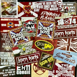 Könnte beinhalten: Eine Sammlung von Aufklebern in den Farben Rotbraun und Weiß. Die Aufkleber haben verschiedene Designs, darunter die Wörter "Gorgie Boys", "Jam Tarts" und "Gor-gie".