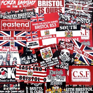 Könnte beinhalten: Eine Collage aus roten und weißen Aufklebern und Flaggen des Bristol City Football Club. Die Aufkleber zeigen Texte wie "Bristol is Ours", "East End" und "When the Moon Shines". Einige haben das Wappen von Bristol City.