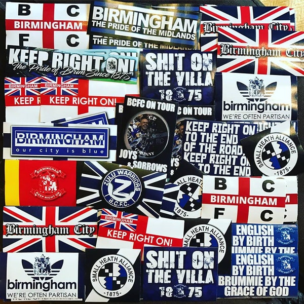 100 x Birmingham City Stickers - Basé sur Poster Shirt Scarf Pin Badge Programme BCFC St Andrews Blues Brum Zulu Flag Ultras