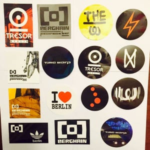 Op de afbeelding: Een verzameling stickers met diverse ontwerpen en tekst. Sommige stickers tonen "TRESOR BERLIN", "BERGHAIN panorama bar" en "I LOVE BERLIN". Andere hebben geometrische vormen en abstracte patronen.