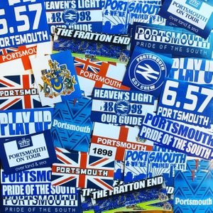 Op de afbeelding: Een verzameling kleurrijke stickers met het logo van Portsmouth Football Club, de naam van het team en verschillende slogans. De stickers zijn blauw, rood, wit en geel en hebben verschillende ontwerpen, waaronder het teamwapen, de woorden "Play Up Pompey" en de zin "Pride of the South".