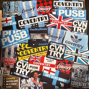 Może przedstawiać: Zbiór kolorowych naklejek z logo klubu piłkarskiego Coventry City i różnymi hasłami. Naklejki zawierają kolory zespołu, błękit nieba i biel, a także flagę Unii. Tekst na naklejkach zawiera "Coventry", "Sky Blue Army", "We'll Live and Die in These Towns" i "PUSB" (co oznacza "Push Up the Sky Blues").