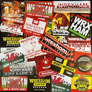 100 x Wrexham Aufkleber - Basierend auf Poster Shirt Fußball Schal Pin Abzeichen Flagge Programm Banner Wales Ultras Partydekorationen