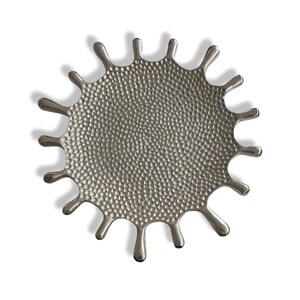 K&ouml;nnte beinhalten: Ein Tablett aus silbernem Metall in Form eines stilisierten Farbkleckses. Das Tablett hat eine strukturierte Oberfl&auml;che mit einer geh&auml;mmerten Oberfl&auml;che.