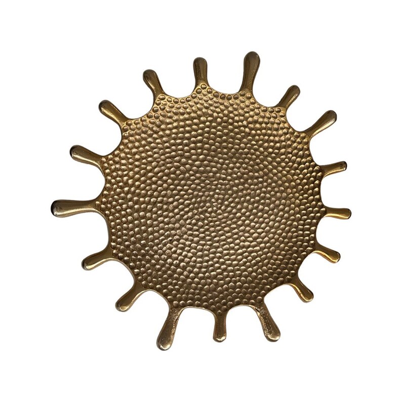 K&ouml;nnte beinhalten: Ein goldfarbenes Tablett aus Metall mit einer strukturierten Oberfl&auml;che in Form eines stilisierten Farbkleckses.