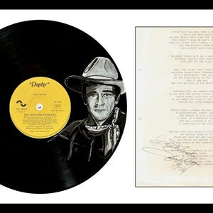 Peut inclure: Un disque vinyle noir avec un portrait peint à la main d'un homme portant un chapeau de cowboy. L'étiquette du disque est jaune avec du texte noir. Un poème manuscrit avec des signatures est à droite. Un autocollant rouge à 20 % de réduction est en haut à gauche.