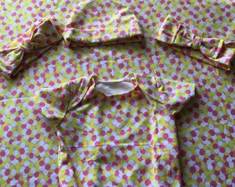 Personligt prickigt presentset till babyflicka, inbäddad filt i rosa, rosa body, mössa och huvudbonader till nyfödd babyshower