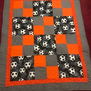 Fotbollsfilt/Fotbollspresent/Hemgjorda lapptäcken till spjälsäng/Sängkläder till nyfödd/Barnsängfilt/Unisex babyshowerpresent