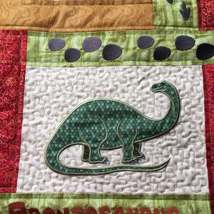 Presentset till babyshower med dinosauriemotiv (täcke, väggbonad, rapduk, haklapp och body), broderat presentset för babypojke, barnrumsdekoration för nyfödd pojke bild 4