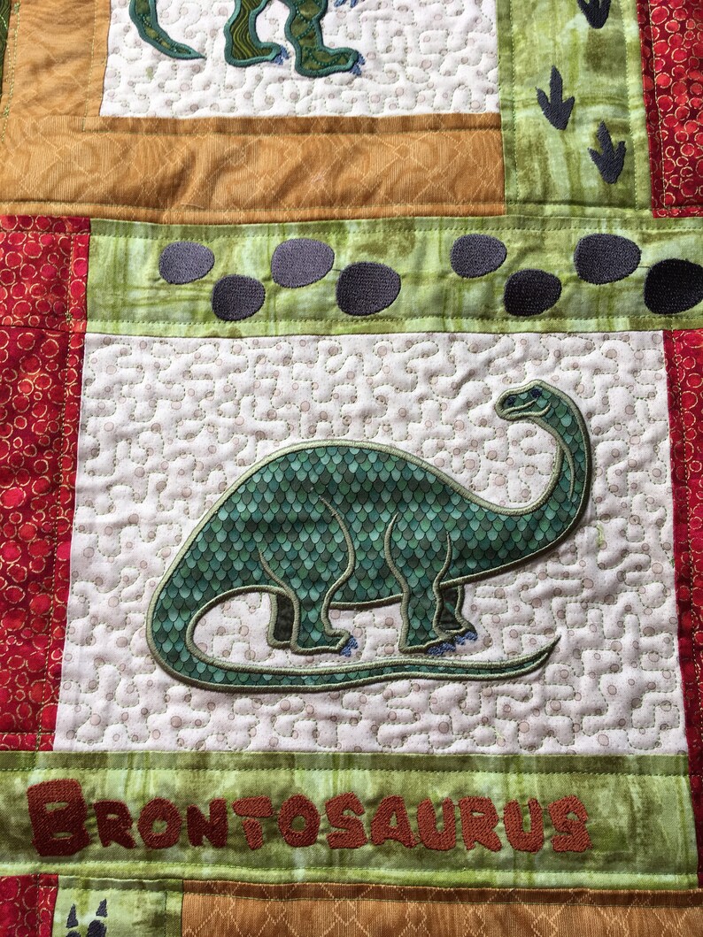 Presentset till babyshower med dinosauriemotiv (täcke, väggbonad, rapduk, haklapp och body), broderat presentset för babypojke, barnrumsdekoration för nyfödd pojke bild 4