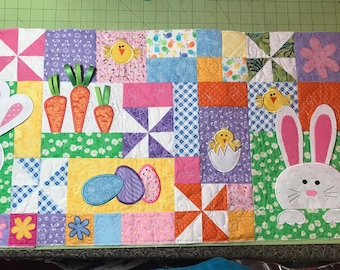 Funda de cojín acolchada para banco o camino de mesa, con diseño de conejito y pollitos de Pascua, lista para enviar.