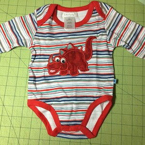 Presentset till babyshower med dinosauriemotiv (täcke, väggbonad, rapduk, haklapp och body), broderat presentset för babypojke, barnrumsdekoration för nyfödd pojke bild 9