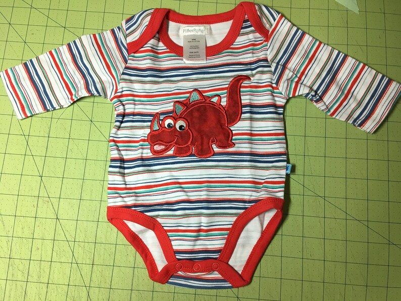 Presentset till babyshower med dinosauriemotiv (täcke, väggbonad, rapduk, haklapp och body), broderat presentset för babypojke, barnrumsdekoration för nyfödd pojke bild 9