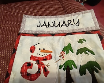 Set mit 12 Mini-Kalender-Quilts, die für Deana-Schreibtisch-Dekor-Feiertag/monatliche Raumdekoration gemacht werden