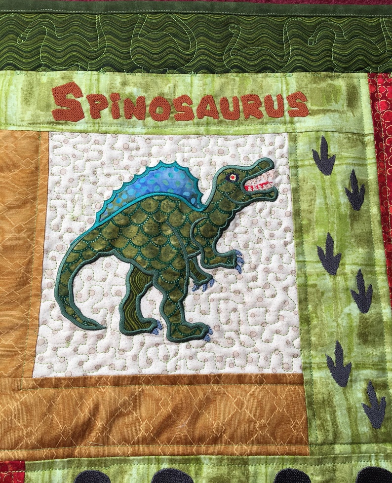 Presentset till babyshower med dinosauriemotiv (täcke, väggbonad, rapduk, haklapp och body), broderat presentset för babypojke, barnrumsdekoration för nyfödd pojke bild 3