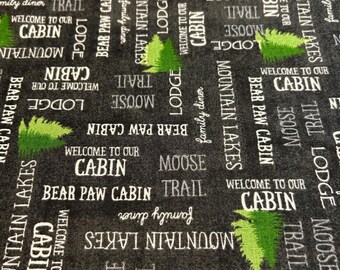 Tela gris oscuro con árboles y palabras de cabaña/Tela verde bosque/Tela verde árbol/Telas 100 % algodón para acolchados a la venta