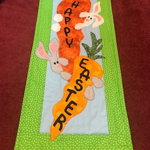 Colgador de puerta de conejito de Pascua acolchado/Colgadores de pared de Pascua/Decoración de sala de vacaciones de conejito de Pascua/Arte de pared/Arte de fibra/Conejitos con decoración de pared de zanahoria